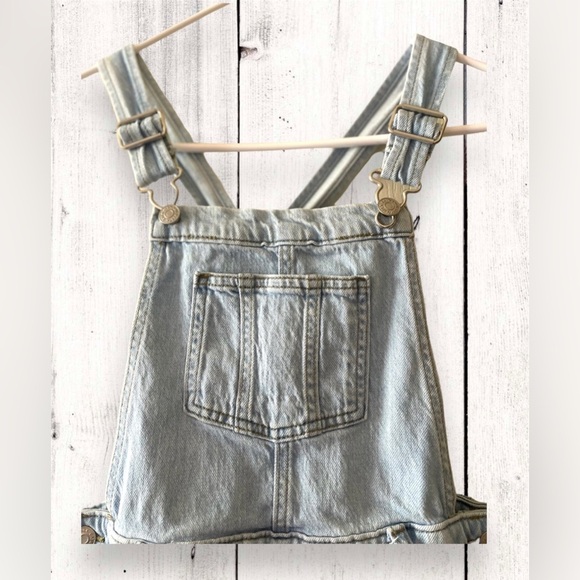 Cat and Jack girls Size L (10-12) Shorts Overalls.  Light wash Frayed Shorts - Picture 3 of 8